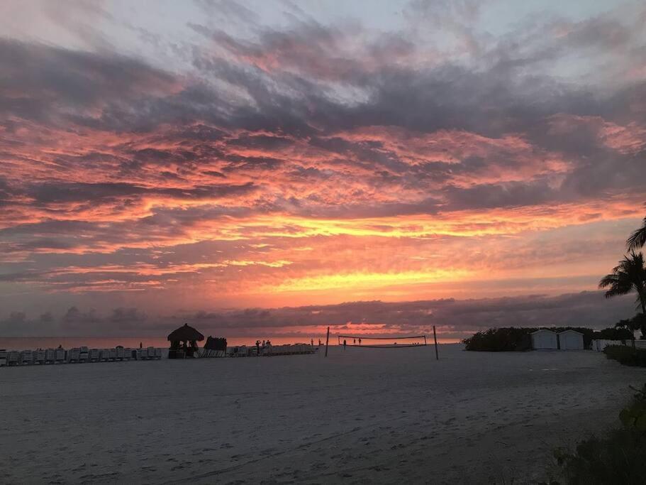 Lovely 1 Bedroom Unit Across From Lido Key Beach Sarasota Eksteriør billede